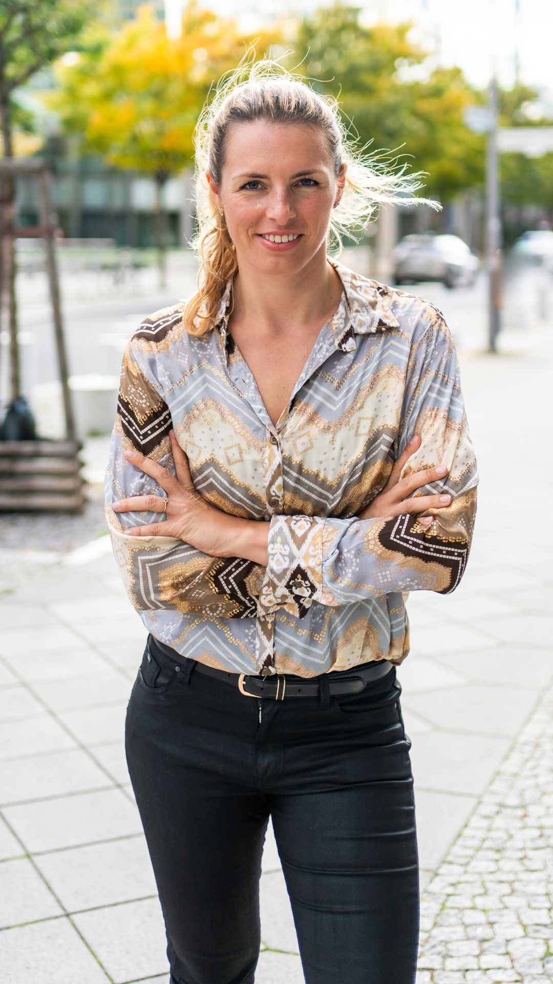 Bild von Anbieterin in starker, freundlicher Pose